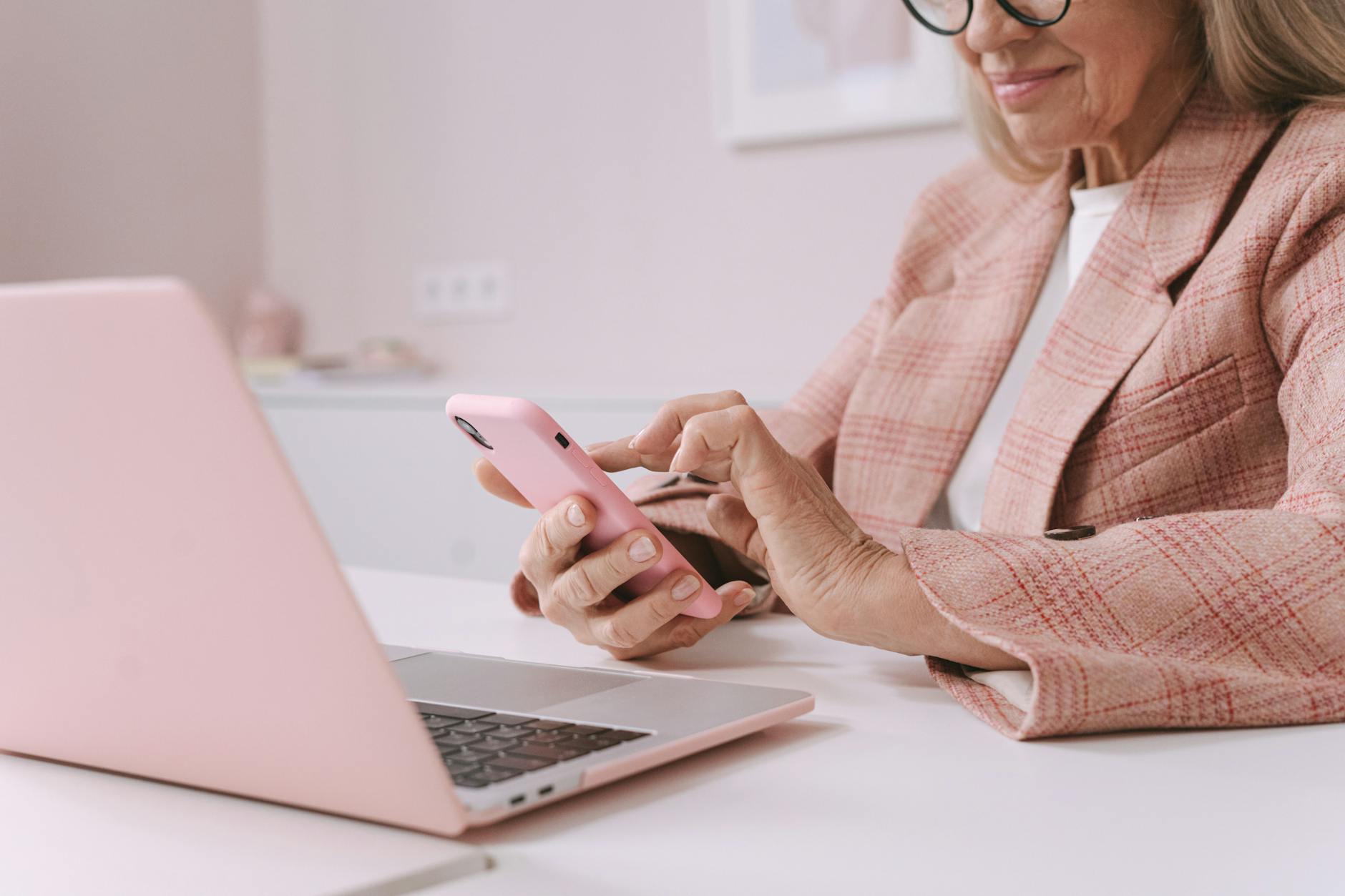 A digitális amnézia korszaka: Hová tűnnek az emlékeink, ha többé nem kell őket megjegyeznünk?